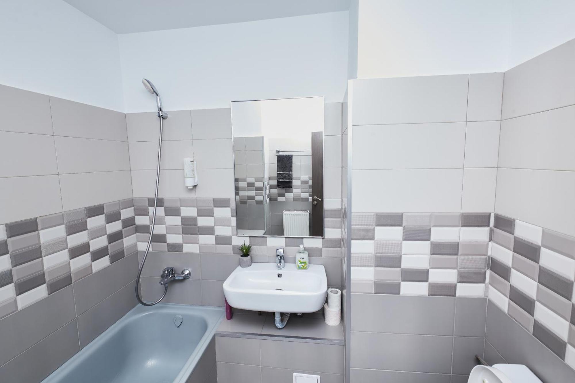Marcos Apartments - Self Check-In Resita Luaran gambar
