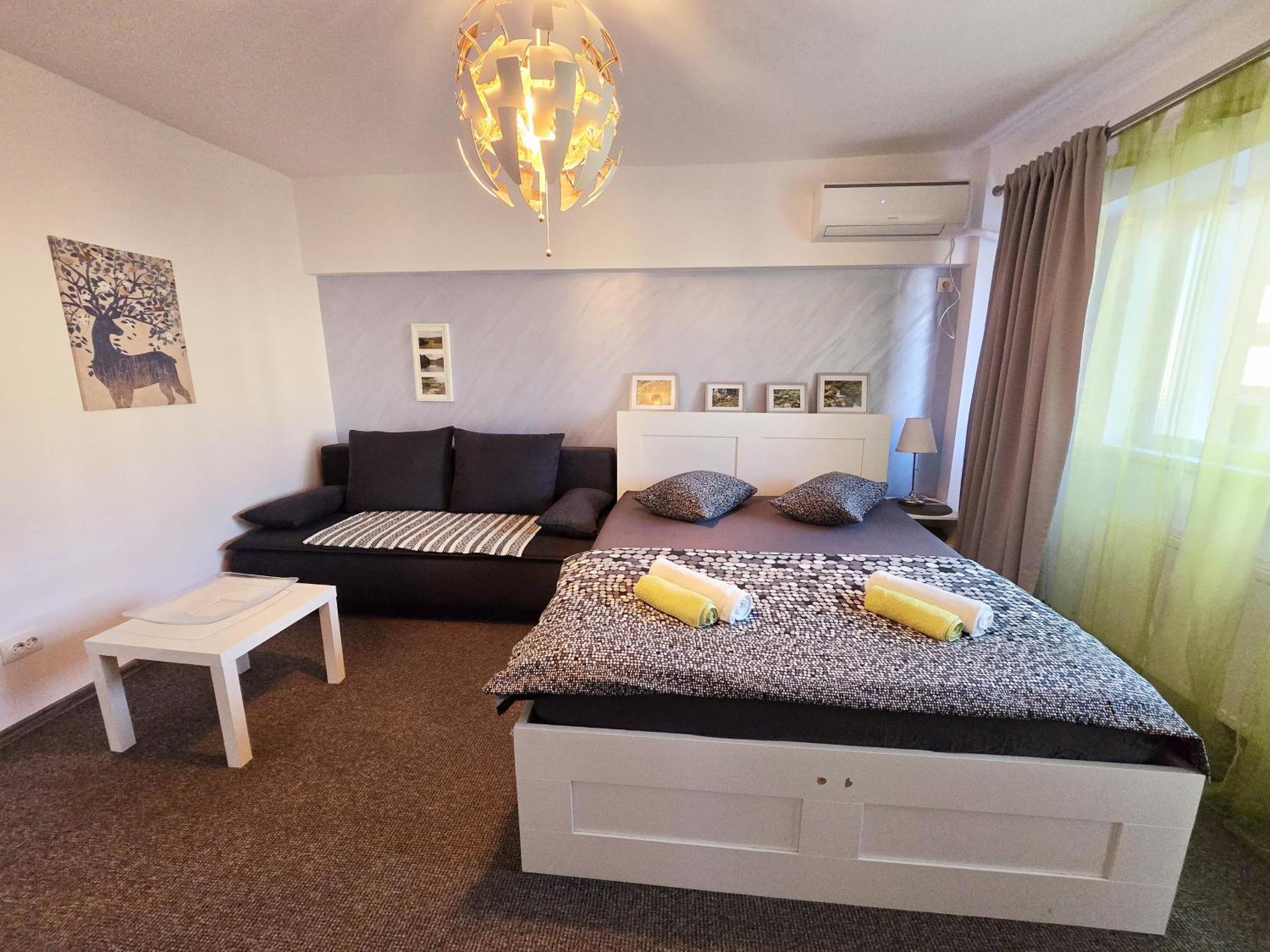 Marcos Apartments - Self Check-In Resita Luaran gambar
